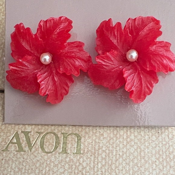 Avon Jewelry, Vintage 80s Red Pearl Centre Poinsettia Pierced Earrings 195 - Picture 1 of 12